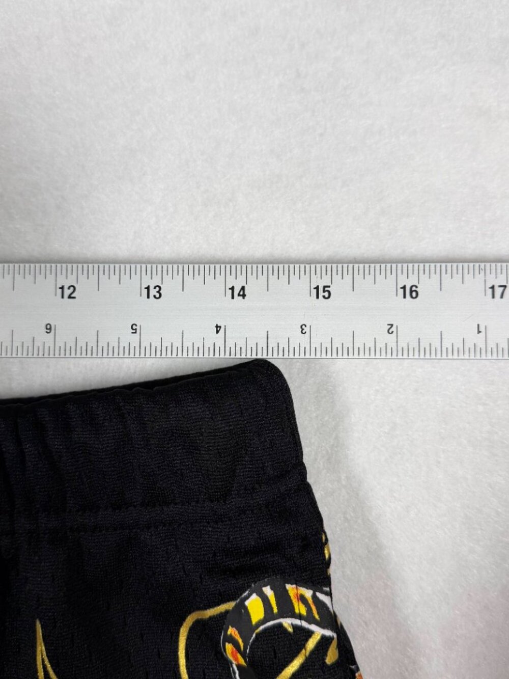 Ed Hardy Crawling Tigers Short Gently Worn print is in excellent condition Size: - Picture 11 of 11
